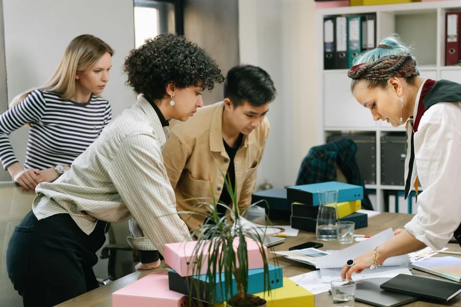 Un espace de travail épuré et moderne avec un ordinateur portable, une tablette, un smartphone et un moniteur. Parfait pour le télétravail et les installations technologiques.