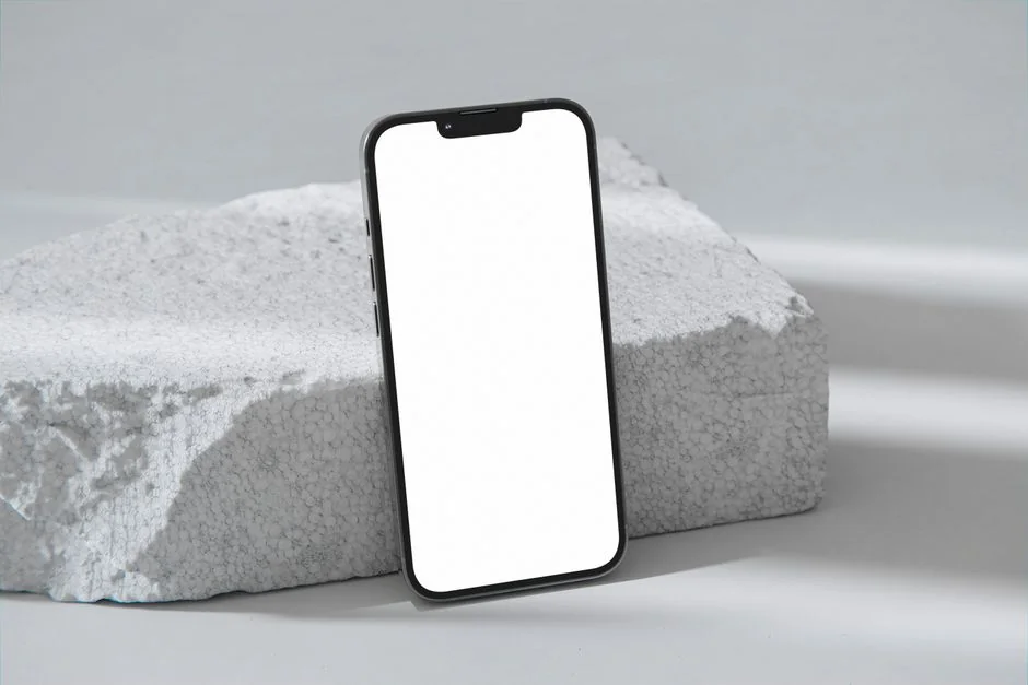 Un espace de travail moderne présentant un ordinateur portable, une tablette et des smartphones, parfait pour un usage technologique et freelance.
